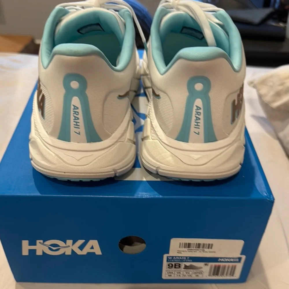 Hoka Women's Arahi 7 White and Blue Running Shoes - Picture 2 of 5